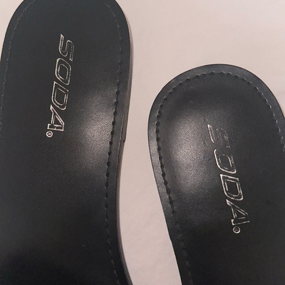 Women’s size 9, indoor outdoor slippers with fur. used in good condition - Picture 3 of 4